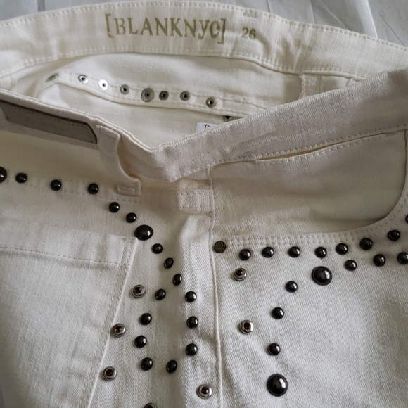 Blank NYC The Intro Jewel/Stud Capri Jeans NEW 🎉HP🎉 - Picture 6 of 17